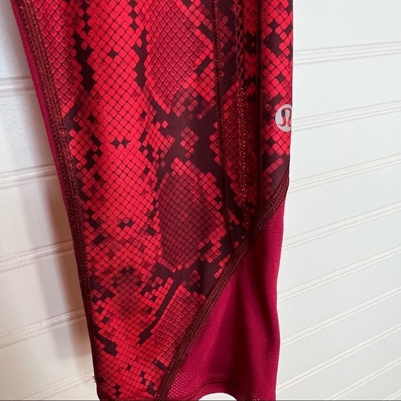 Lululemon Vent It Out Crop Mini Ziggy Snake Red Tide Cranberry / Cranberry Sz 4 - Picture 9 of 13